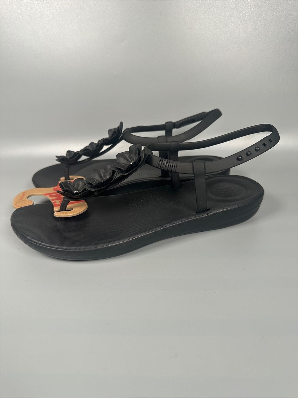 FitFlop Comfy Lightweight Flower Decor T-Strap Sandals Women’s Size 8M Black
